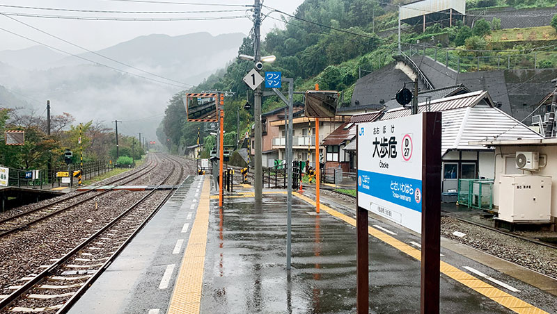日本地方線慢速火車之旅，穿梭鄉野村莊小鎮，有如品嘗日本京都的醃漬醬菜，是細嚼慢嚥的慢活之行。